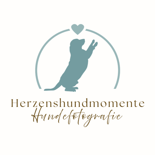Kreisförmiges hellblaues Logo, innerhalb des Kreises befindet sich eine Grafik von einem Hund, der auf seinen Hinterpfoten steht. Unten steht Herzenshundmomente - Hundefotografie